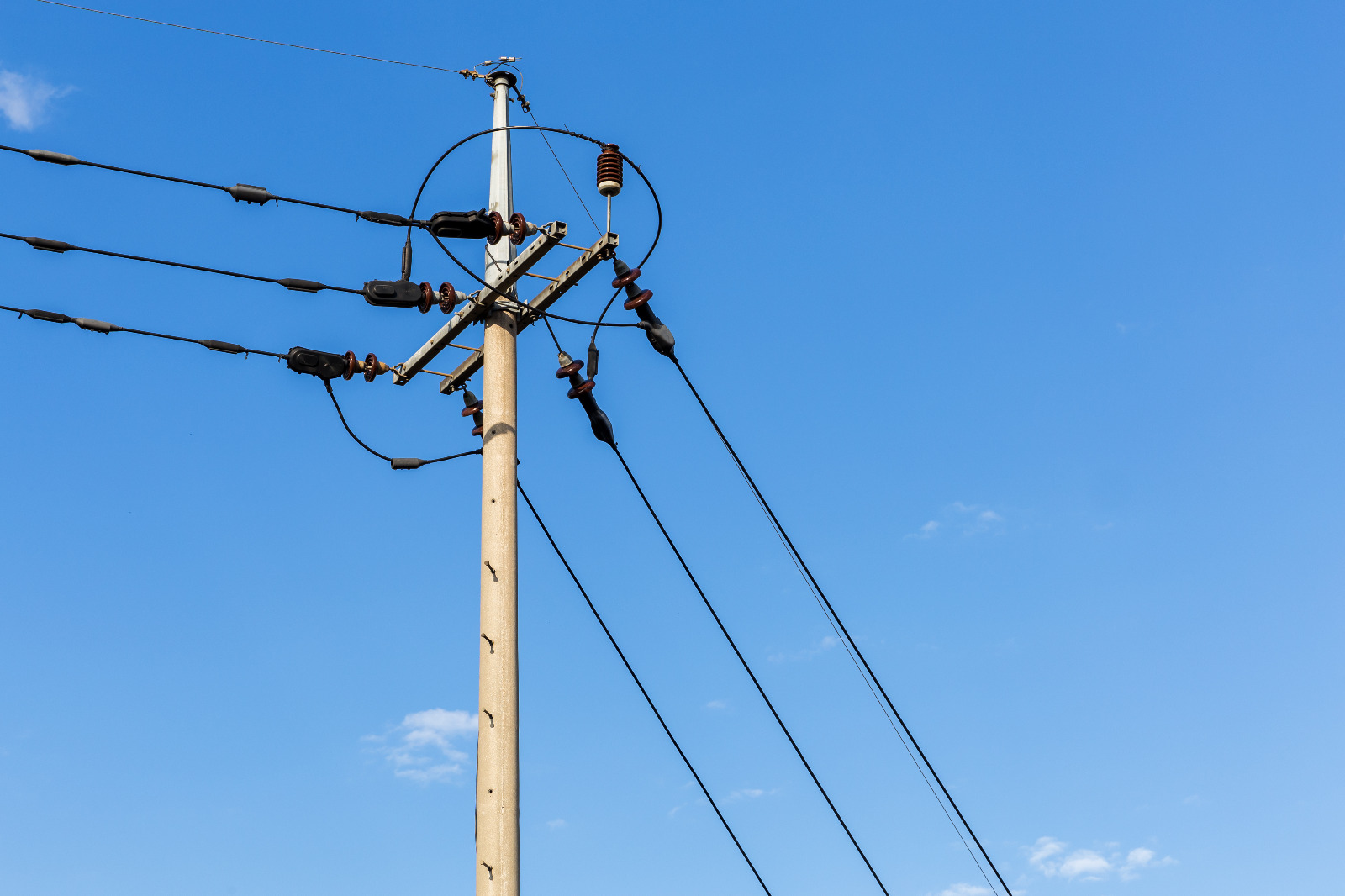 O familie din Iecea Mică e ținută în frig și beznă în plină iarnă, ei acuză o răzbunare a celor de la Enel