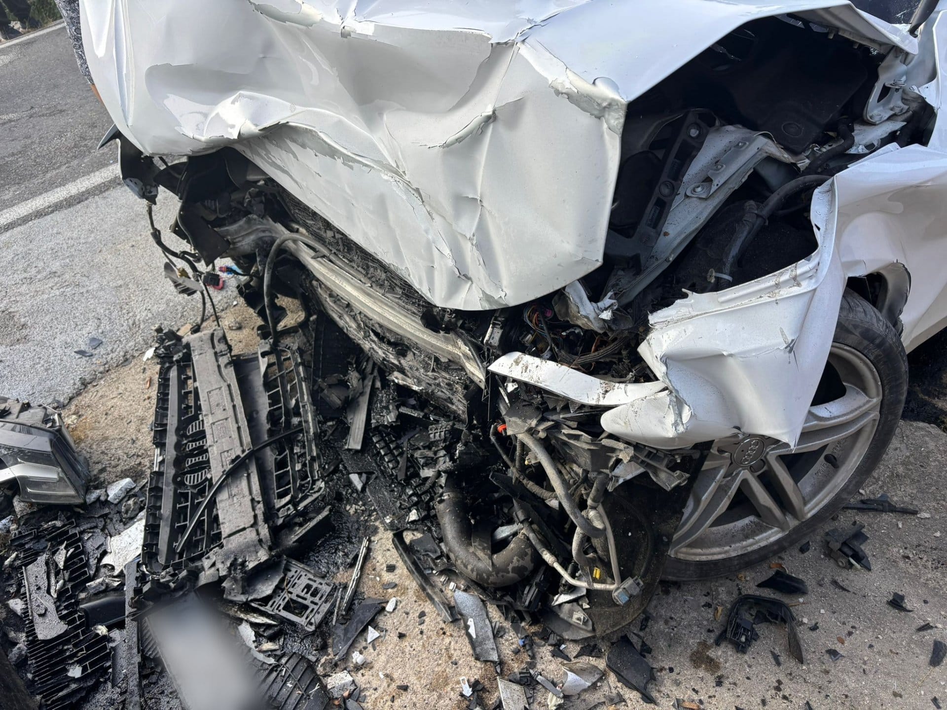 Accident mortal pe DJ 608, în Cornereva. Un tânăr de 18 ani și-a pierdut viața după ce mașina în care se afla s-a izbit de un zid Accident mortal pe DJ 608, în Cornereva. Un tânăr de 18 ani și-a pierdut viața după ce mașina în care se afla s-a izbit de un zid